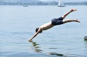 Ein Wakeboarder ist verunglückt – ohne zu zögern hechtet Jakob Frings (Max König) zu seiner Rettung in den Bodensee. Ein Wakeboarder ist verunglückt – ohne zu zögern hechtet Jakob Frings (Max König) zu seiner Rettung in den Bodensee.