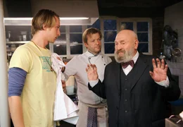 Obwohl er l&auml;ngst in Rente ist, mischt der alte Meisterkoch Wilhelm (Rolf Hoppe, re.) sich immer noch in die K&uuml;chent&auml;tigkeiten seines sternegekr&ouml;nten Sohnes Frank (Roland Koch, Mitte) und seines talentierten Enkels Jan (Tim Morten Uhlenbrock) ein.