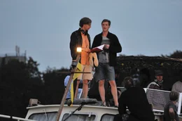 Regisseur Stefan Hering mit Golo Euler auf dem Boot.
