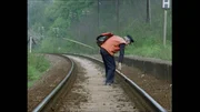 Streckenwärter Erhard Jahns aus Grimmenthal in Thüringen findet und repariert einen Bruch in der Schiene. Kurz nach der Wende beschäftigt die Deutsche Reichsbahn zur Prüfung von Unregelmäßigkeiten an den Gleisen noch Streckenläufer.