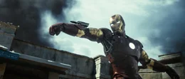 Nachdem der Unternehmer Tony Stark von einer Terrorgruppe &uuml;berfallen und gefangen genommen wurde, operiert ihn ein Mitgefangener, damit die Metallsplitter nicht zu seinem Herzen wandern k&ouml;nnen. Der daf&uuml;r verwendete Elektromagnet in seiner Brust macht ihn schlie&szlig;lich zu Iron Man (Robert Downey Jr.) ...