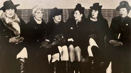 Bei der Fahndung nach dem S-Bahn-M&ouml;rder setzt die Berliner Kripo als Frauen verkleidete m&auml;nnliche Lockv&ouml;gel ein. Damals duften weibliche Kriminalangestellte keine Waffe tragen (1941).