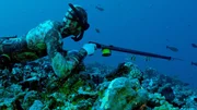 Harpunenfischen vor Rangiroa, Tuamotu-Archipel.