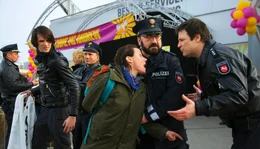 Bille (Eva L&ouml;bau) und ein Aktivist (Sabin Tambrea, 2. v. li.) protestieren gegen die Wegwerfgesellschaft &ndash; und bekommen &Auml;rger mit den Polizisten Schulze (Heiko Pinkowski, 2. v. re.) und Dehmel (Mi&scaron;el Matičević, re.).