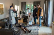 Ein neuer Fall für die Kripo Lübeck (v.l.n.r. Julia E. Lenska, Christoph Tomanek, Ingo Naujoks und Sven Martinek). Jana Winter (Christina Fliether, liegend) hat den Dieb auf frischer Tat ertappt.