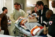 Nach einem schweren Autounfall wird Betty Johnson (Frances Fisher, liegend) ins Seattle Grace Hospital eingeliefert. Alex (Justin Chambers, 2.v.l.) und Dr. Webber (James Pickens Jr., r.) kümmern sich um sie ...