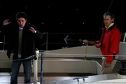 Robin und Marshall verbringen zum ersten Mal einen Abend miteinander. Währenddessen unternehmen Ted (Josh Radnor, l.) und "der Captain" (Kyle MacLachlan, r.) einen Segeltörn.