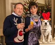 Inspector Barnaby (Neil Dudgeon) und Ehefrau Sarah (Fiona Dolman) trinken auf einen gelösten Fall und eine Frohe Weihnacht.