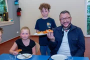 Sebastian Lege testet gemeinsam mit den Schülerinnen und Schülern der Wilhelm-Lehmbruck-Grundschule Dorsten die gemeinsam frisch zubereitete Pizza. Sebastian Lege testet gemeinsam mit den Schülerinnen und Schülern der Wilhelm-Lehmbruck-Grundschule Dorsten die gemeinsam frisch zubereitete Pizza.
