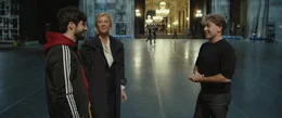 vorne, l-r: Antoine Zerkaoui (MB14), Madame Loyseau (Mich&egrave;le Laroque)