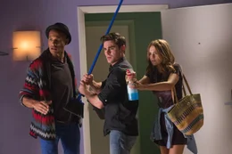 Auf Tyrone (Brandon Mychal Smith, l.), Jason (Zac Efron, M.) und Shadia (Zoey Deutch, r.) warten immer wieder einige &Uuml;berraschungen beim Springbreak in Daytona Beach ...