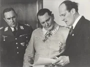 Oberbefehlshaber der deutschen Luftwaffe, Hermann Göring (M.), mit seinem Adjutanten Karl Bodenschatz (l.) und dem Ingenieur Willy Messerschmitt (r.). Oberbefehlshaber der deutschen Luftwaffe, Hermann Göring (M.), mit seinem Adjutanten Karl Bodenschatz (l.) und dem Ingenieur Willy Messerschmitt (r.).