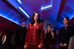 V.l.: Peter (Vince Pisani), Athena (Hilary Swank), Liberty (Teri Wyble), Kelly (Hannah Alline)  Die Verwendung des sendungsbezogenen Materials ist nur mit dem Hinweis und Verlinkung auf RTL+ gestattet.