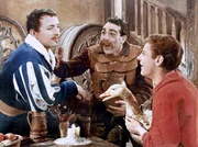 Der Schusterjunge Klaus (Kaspar Eichel, re.) erregt mit seiner goldenen Gans großes Aufsehen, denn sie hat eine merkwürdige Eigenschaft: jeder der sie berührt bleibt an ihr hängen. Der Schusterjunge Klaus (Kaspar Eichel, re.) erregt mit seiner goldenen Gans großes Aufsehen, denn sie hat eine merkwürdige Eigenschaft: jeder der sie berührt bleibt an ihr hängen.