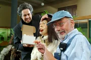 Die Neandertalerin bekommt ein Gebiss vom Anthropologen (Matthias Diem, l.). Doch ist es auch das Richtige? Peter (Peter Lustig, r.) scheint da was verwechselt zu haben.