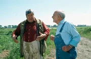 Auf der Suche nach der Geruchsbelästigung hat Peter Lustigs (Peter Lustig, r.) Nachbar Paschulke (Helmut Krauss, l.) eine volle Ladung Gülle getroffen. Auf der Suche nach der Geruchsbelästigung hat Peter Lustigs (Peter Lustig, r.) Nachbar Paschulke (Helmut Krauss, l.) eine volle Ladung Gülle getroffen.