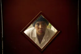 Bef&uuml;rchtet Ungutes, als sich Jack in Charlotte verliebt: Haush&auml;lterin Anita (Macy Gray) ...