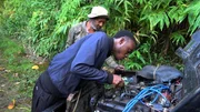 Die Infrastruktur im Landesinneren ist schlecht und die Autos reparaturbedürftig. Die Infrastruktur im Landesinneren ist schlecht und die Autos reparaturbedürftig.