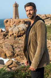 Sommer in der Bretagne. Kommissar Dupin (Pasquale Aleardi) fährt mit seiner Freundin Claire in den Urlaub, findet aber keine Ruhe und durchstreift die Gegend. Sommer in der Bretagne. Kommissar Dupin (Pasquale Aleardi) fährt mit seiner Freundin Claire in den Urlaub, findet aber keine Ruhe und durchstreift die Gegend.