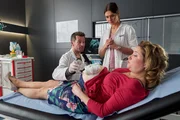 Alex (Jan Hartmann) und Laura Seifert (Susan Hoecke) untersuchen die hochschwangere Andrea Ziegler (Caroline Maria Frier). Dem Baby geht es gut, doch Alex sieht eine verdächtige Hautveränderung.