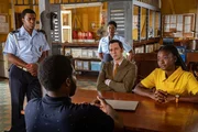Henry Baptiste (Solomon Israel, 2. v. l.) gerät unter Mordverdacht und wird auf dem Polizeirevier vor Marlon Pryce (Tahj Miles, l.), Darlene Curtis (Ginny Holder, M.), Detective Neville Parker (Ralf Little, 2. v. r.) und Naomi Thomas (Shantol Jackson, r.) befragt. Henry Baptiste (Solomon Israel, 2. v. l.) gerät unter Mordverdacht und wird auf dem Polizeirevier vor Marlon Pryce (Tahj Miles, l.), Darlene Curtis (Ginny Holder, M.), Detective Neville Parker (Ralf Little, 2. v. r.) und Naomi Thomas (Shantol Jackson, r.) befragt.