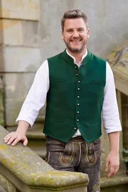 Mit viel Neugier besucht Bauernreporter Ralf Herrmann die Bauern und Bäuerinnen von "Bauer sucht Frau", packt tatkräftig mit an und entlockt ihnen charmant so manches Geheimnis.