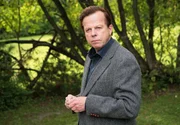 Kommissar Wallander (Krister Henriksson) beteiligt sich nicht an der Hatz auf den Pädophilen.