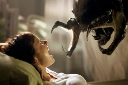 Kelly (Reiko Aylesworth)