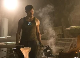 Nachdem Tony Stark (Robert Downey jr.) erkannt hat, dass die Waffen seines Unternehmens "Stark Industries" durch illegalen Handel nicht nur in die H&auml;nde der Terrorgruppe "Zehn Ringe", sondern auch an andere Gewaltt&auml;ter gelangt sind, trifft er die Entscheidung, die Technologien des Unternehmens ab sofort f&uuml;r etwas anderes einzusetzen ...