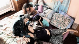 Eine Koproduktion von Vincent TV mit dem Rundfunk Berlin-Brandenburg (rbb), NDR, SWR, HR und WDR. Gef&ouml;rdert mit Mitteln des Medienboard Berlin-Brandenburg, nordmedia Film- und Mediengesellschaft Niedersachsen/Bremen mbH und des Deutschen Filmf&ouml;rderfonds (DFFF). - Foto: Aynur (Almila Bagriacik) im Kreise ihrer Schwestern.