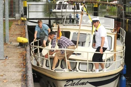 Gerade noch rechtzeitig greift Simon (Gabriel Merz) ein, als Finke (Golo Euler) und Henner (Stephan Sz&aacute;sz) dabei sind, das Boot an die Schleusenwand zu steuern.