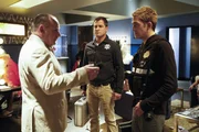 Capt. Brass (Paul Guilfoyle, li.), Nick (George Eads, Mi.) und Greg (Eric Szmanda) ermitteln im Mord an dem Komiker Bernie Nash, der kurz vor dem Premiere seines Comebacks ermordet in der Garderobe aufgefunden wurde. Capt. Brass (Paul Guilfoyle, li.), Nick (George Eads, Mi.) und Greg (Eric Szmanda) ermitteln im Mord an dem Komiker Bernie Nash, der kurz vor dem Premiere seines Comebacks ermordet in der Garderobe aufgefunden wurde.