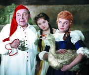 Der habgierige Wirt (Fritz Schlegel, li.) mit seinen neugierigen Töchtern Gret (Renate Usko, Mi.) und Lies (Katharina Lind, re.) kleben an der Goldenen Gans fest und müssen dem Schuster Klaus ins Schloss zur traurigen Königstochter folgen. Der habgierige Wirt (Fritz Schlegel, li.) mit seinen neugierigen Töchtern Gret (Renate Usko, Mi.) und Lies (Katharina Lind, re.) kleben an der Goldenen Gans fest und müssen dem Schuster Klaus ins Schloss zur traurigen Königstochter folgen.