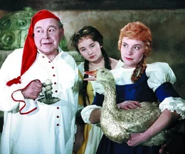 Der habgierige Wirt (Fritz Schlegel, li.) mit seinen neugierigen T&ouml;chtern Gret (Renate Usko, Mi.) und Lies (Katharina Lind, re.) kleben an der Goldenen Gans fest und m&uuml;ssen dem Schuster Klaus ins Schloss zur traurigen K&ouml;nigstochter folgen.