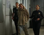 Tim Bradford (Eric Winter) und Lucy Chen (Melissa O'Neil) begleiten den Straftäter in die Zelle. Tim Bradford (Eric Winter) und Lucy Chen (Melissa O'Neil) begleiten den Straftäter in die Zelle.