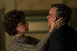 Sarah Bilott (Anne Hathaway) steht ihrem Mann Robert (Mark Ruffalo) zur Seite, als dieser an seinem Fall zu verzweifeln droht.