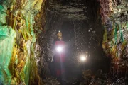 Dirk Steffens im "Grünen Gewölbe", einem Stollenabschnitt des stillgelegten Bergwerks Röhrigschacht in Wettelrode. Die bunten Farben der Ablagerungen zeugen von den unterschiedlichen Metallen, die hier abgebaut wurden. Dirk Steffens im "Grünen Gewölbe", einem Stollenabschnitt des stillgelegten Bergwerks Röhrigschacht in Wettelrode. Die bunten Farben der Ablagerungen zeugen von den unterschiedlichen Metallen, die hier abgebaut wurden.