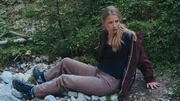 Beim Sturz hat die gehörlose Lisa Gruber (Cindy Klink) ihr Hörgerät verloren und hört dadurch die drohende Gefahr durch die Baumfällarbeiten nicht. Beim Sturz hat die gehörlose Lisa Gruber (Cindy Klink) ihr Hörgerät verloren und hört dadurch die drohende Gefahr durch die Baumfällarbeiten nicht.