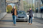 Können Finn (Sven Martinek, l.) und Lars (r. Ingo Naujoks, r.) die Situation auf der Autobrücke entschärfen?