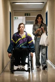 Laura Hufschmid (Paula Kober, l.) und Maja Hilger (Lea Freund, r.) sind auf dem Weg in ihre Wohnung. Laura Hufschmid (Paula Kober, l.) und Maja Hilger (Lea Freund, r.) sind auf dem Weg in ihre Wohnung.