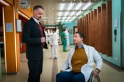 Freddy Lürsen (André Röhner, l.) droht Dr. Lindberg (Hardy Krüger Jr., r.) damit, das EKH zu verklagen, wenn seiner Frau irgendetwas passiert.