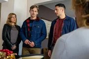 Die Kommissare Kerstin Klar (Fiona Coors, l.) und Max Fischer (Max Hemmersdorfer, 2.v. r.) bringen den flüchtigen Mathias Ka?rcher (Timmi Trinks, 2.v.l.) zu Gudrun Fellbeck (Gaby Dohm, r.) zurück. Die Kommissare Kerstin Klar (Fiona Coors, l.) und Max Fischer (Max Hemmersdorfer, 2.v. r.) bringen den flüchtigen Mathias Ka?rcher (Timmi Trinks, 2.v.l.) zu Gudrun Fellbeck (Gaby Dohm, r.) zurück.