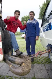 Willi mit dem Kranfahrer Eugen Sokuj bei einem Kraneinsatz am D&uuml;sseldorfer Flughafen.