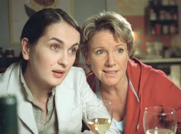 Astrid (Mariele Millowitsch, re.) und ihre beste Freundin Karin (Marie-Lou Sellem) nehmen den "Neuen" unter die Lupe.