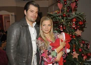 Leon (Daniel Fehlow) und Verena (Susan Sideropoulos) freuen sich auf ein idyllisches Weihnachten als Kleinfamilie mit ihrem Baby Oscar. Leon (Daniel Fehlow) und Verena (Susan Sideropoulos) freuen sich auf ein idyllisches Weihnachten als Kleinfamilie mit ihrem Baby Oscar.