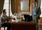 Quan Ngoc Minh (Jackie Chan, l.) verlangt von Liam Hennessy (Pierce Brosnan, r.) die Namen der Bombenattent&auml;ter.