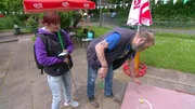 Carola und Lothar wollen heute Minigolf spielen.