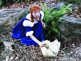 Wirtstochter Lies (Katharina Lind) entdeckt im Wald die Goldene Gans und fragt den Schuster Klaus in einem Wortschwall ohne Atempause.