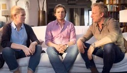 Philipp (Felix Klare, Mitte) sitzt zwischen zwei St&uuml;hlen: seine Freunde Steffi (Judith Hoersch) und Kai (Kai Lentrodt) streiten sich.