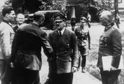 Wenige Tage vor dem Attentat: Oberst Claus Schenk Graf von Stauffenberg (l.) trifft am 15. Juli 1944 in Hitlers Hauptquartier "Wolfschanze" auf den Diktator (M.) und auf Generalfeldmarschall Wilhelm Keitel (r.). Stauffenberg hat die Bombe bereits bei sich, macht sie aber an diesem Tag noch nicht scharf.